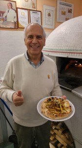 Il maestro  pizzaiolo Antonio Grasso con pizza alla Genovese
