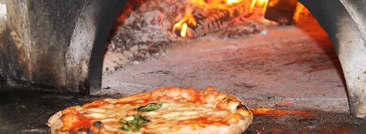 Pizza in forno front